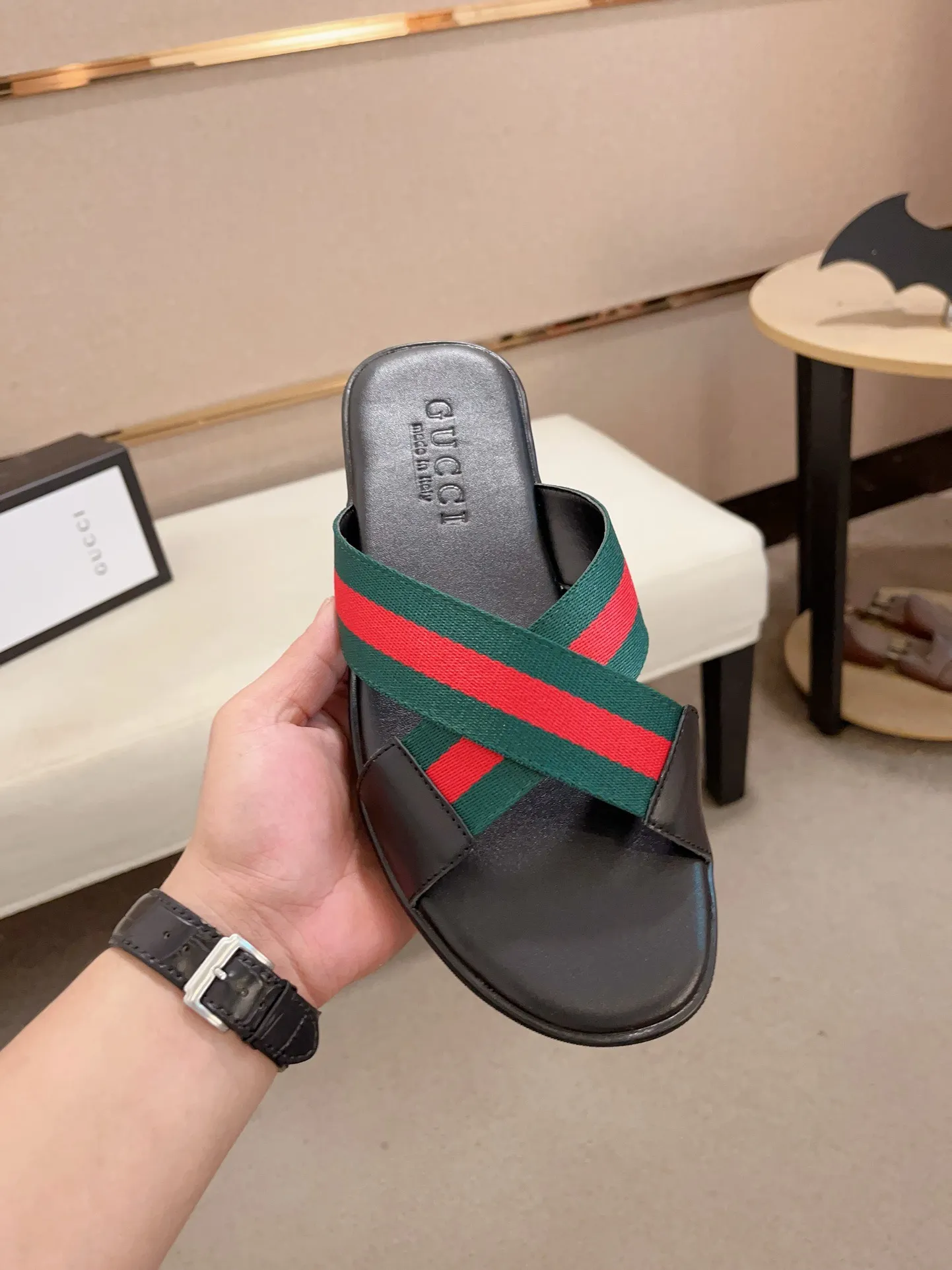 Men's shoes 💰: 240💰 [gucci Gucci slippers] High-end men's shoes brand official website 1:1 latest masterpiece: original mold customization, the fabric is made of imported original materials, upgraded outsole, lighter and non-slip. The market's top quality, simple yet tasteful, a must-have for fashionistas, fashionable at your feet, full of confidence, the same style at the counter 👍The season of summer slippers is here. Code: 38-45